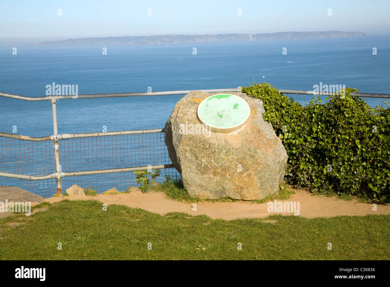 St.-Martins Sicht auf Meer Jerbourg Guernsey Channel Islands mit weit entfernten Insel Sark Stockfoto