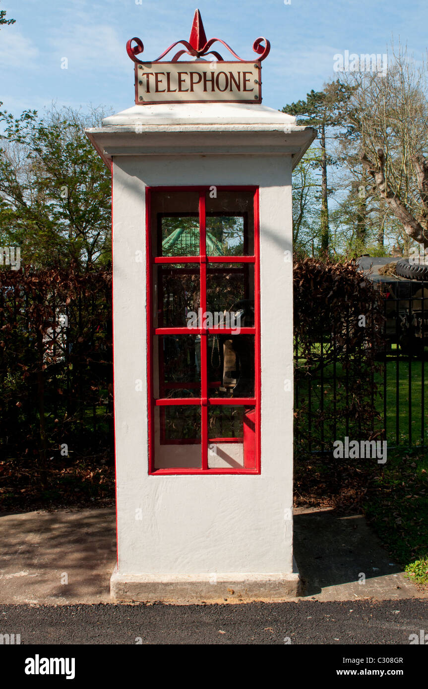 Weiße Telefonzelle Vintage Transport Carlton Colville Suffolk UK UK UK Urlaub Touristenattraktion Stockfoto