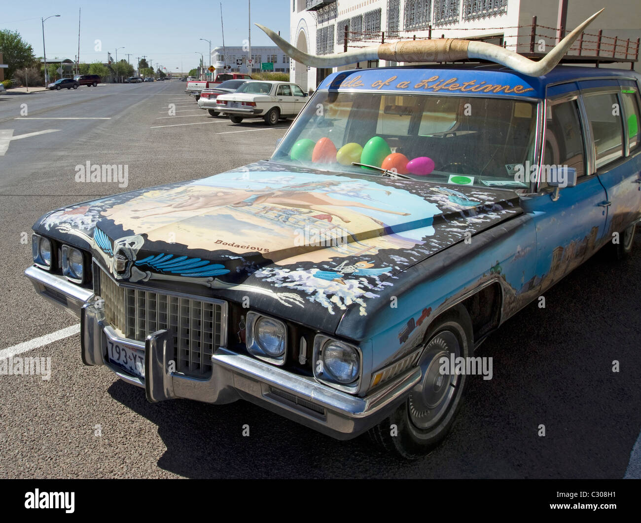 Alten Leichenwagen Cadillac bemalt und geschmückt mit langen Hörnern in Marfa, West Texas. Stockfoto