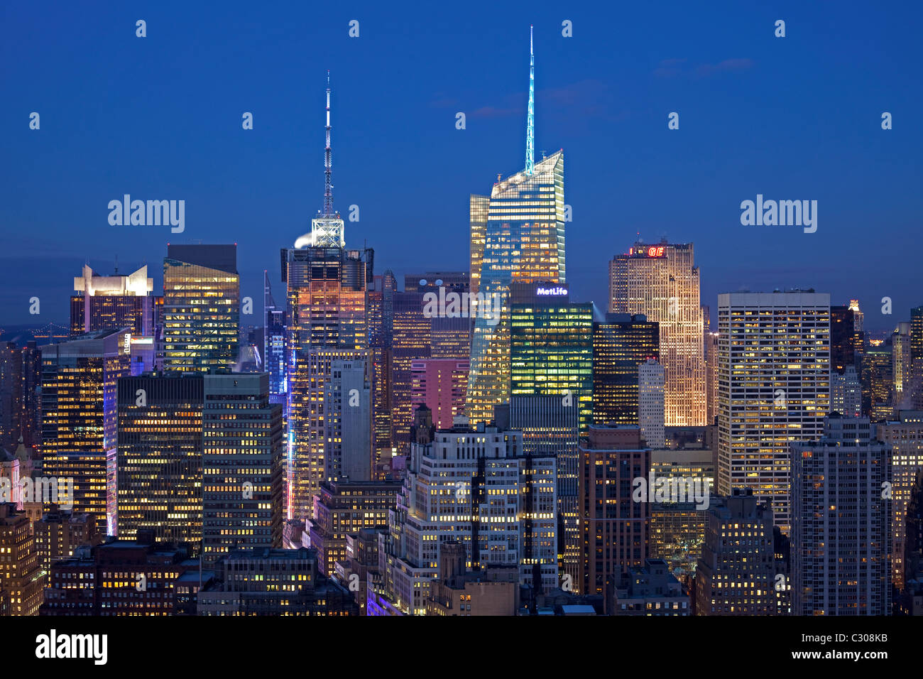 Midtown Manhattan, New York City Skyline in der Abenddämmerung mit 4 Times Square One Bryant Park und GE Building. Stockfoto