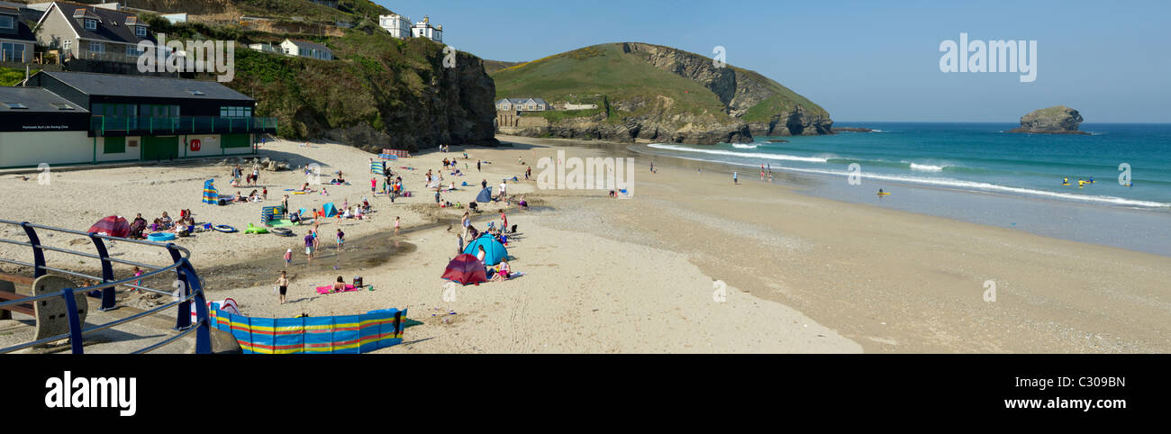 Panoramablick auf Portreath Strand in Cornwall UK. Stockfoto