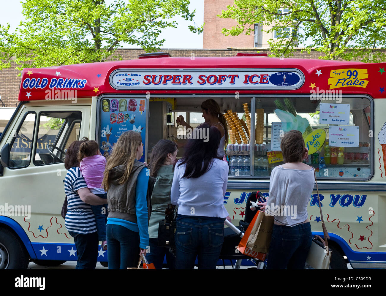 Menschen, die Warteschlangen an einem Eiswagen. Stockfoto