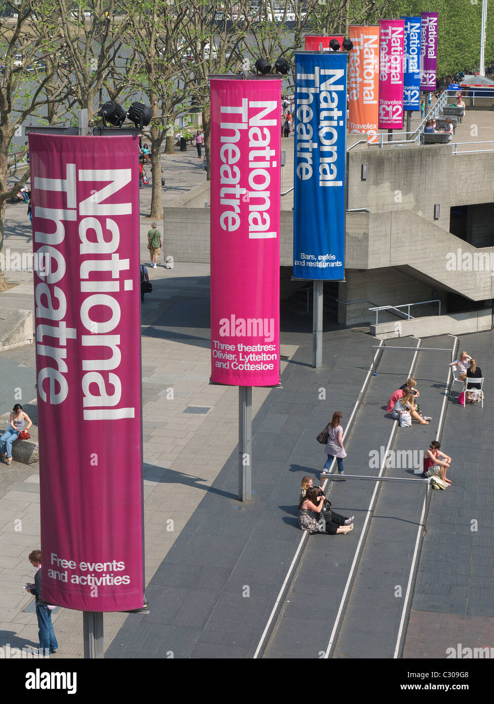 Ein Blick auf eine Reihe von bunten Banner in einer Linie außerhalb des National Theatre im Londoner Southbank Stockfoto