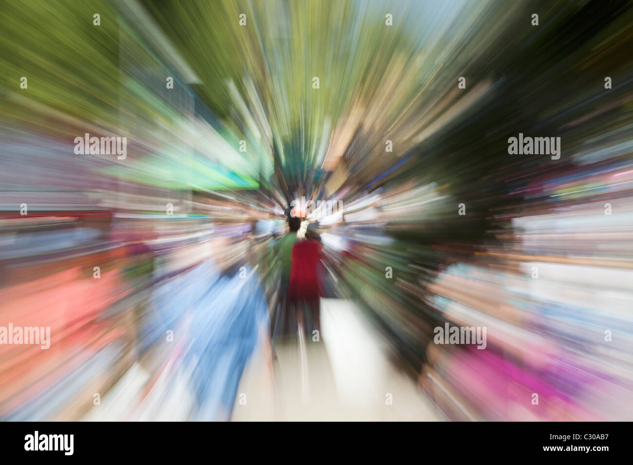 Bewegung verwischt Zoom der Menge von Menschen zu Fuß Stockfoto