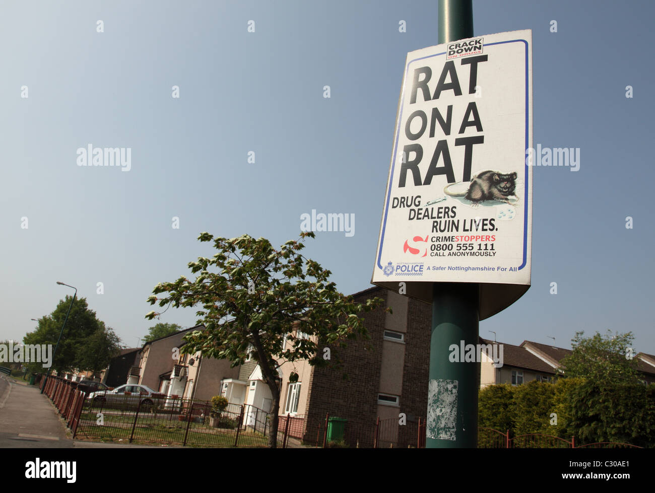 Ein Medikament Nottinghamshire Polizei im Zusammenhang mit Warnschild auf einer Wohnsiedlung in Großbritannien. Stockfoto