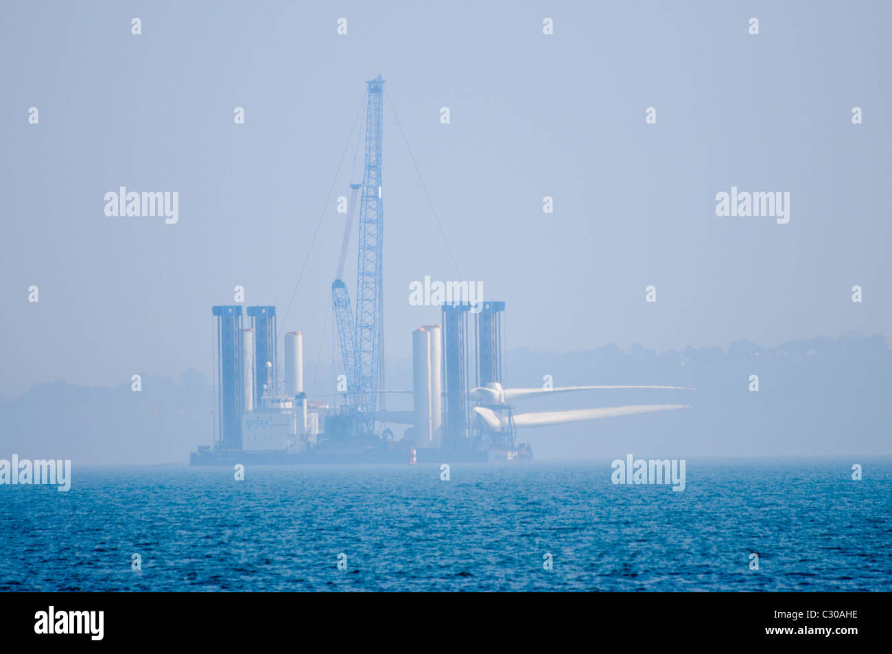 A2Sea der "Sea Jack", ein Wind-Turbine-Schwerarbeit barge in schwere See-Nebel Stockfoto