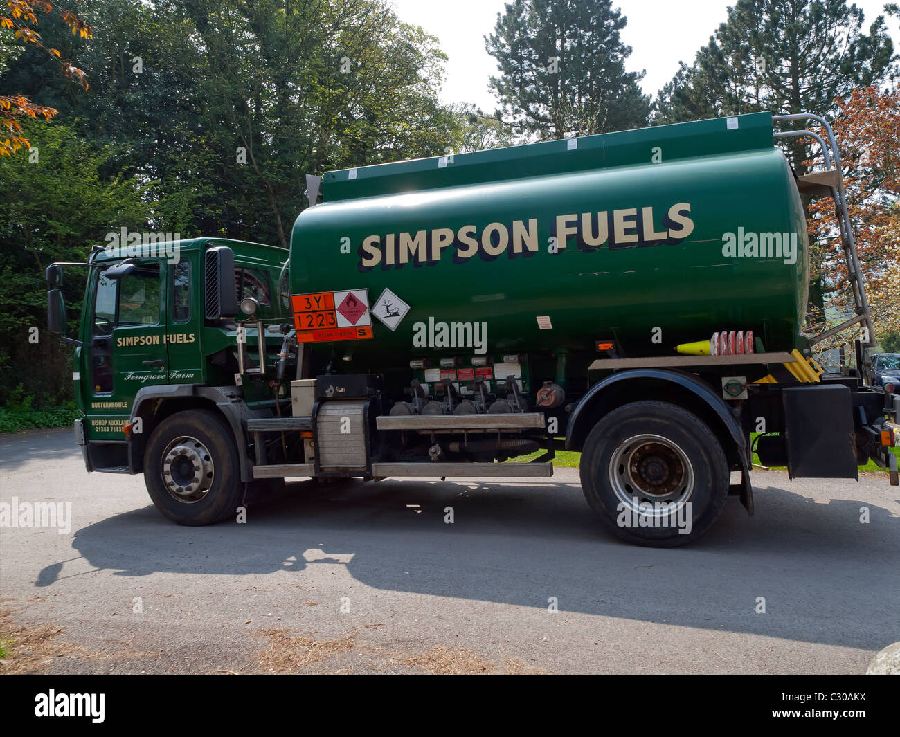 Ein Tankwagen aus einer kleinen Firma liefert Kraftstoff Öl in Eggleston Co. Durham Stockfoto