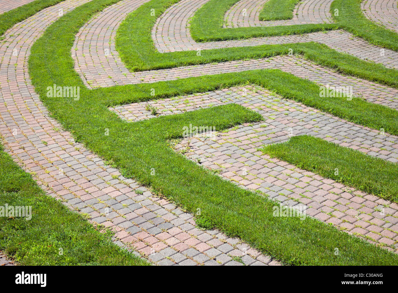 Park-Labyrinth mit einem gepflasterten Gehweg und Rasen Grenzen. Horizontalen Schuss. Stockfoto