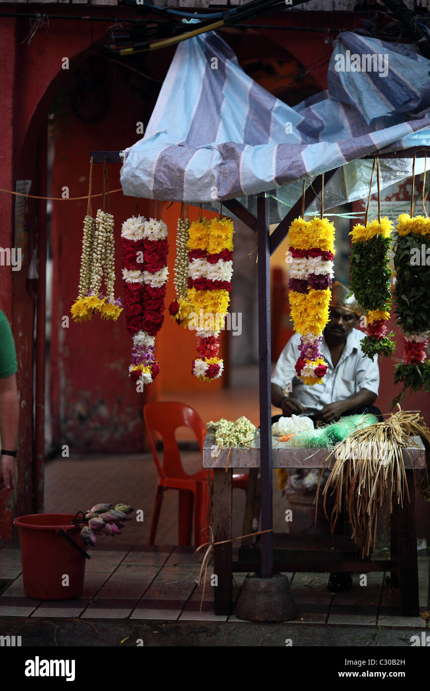 Mann, Hindu Blume Opfergaben in der Nähe von Sri Mahamariamman Tempel. Stockfoto