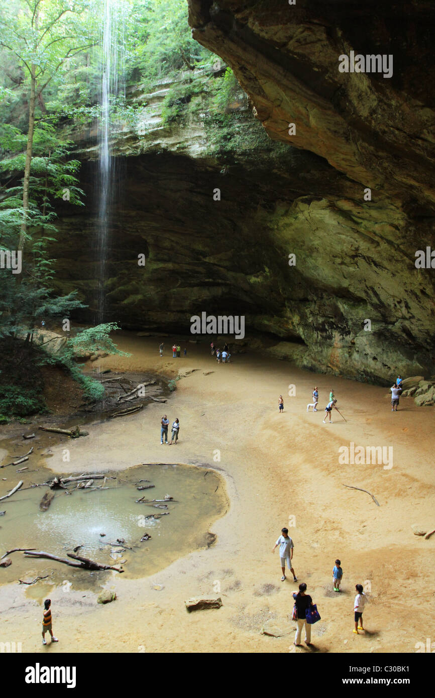 Ash-Höhle bei Hocking Hills State Park, Logan, Ohio, USA. Ein kleiner Bach Wasser fällt von oben. Stockfoto