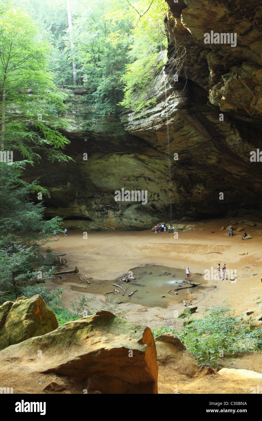 Ash-Höhle bei Hocking Hills State Park, Logan, Ohio, USA. Ein kleiner Bach Wasser fällt von oben. Stockfoto