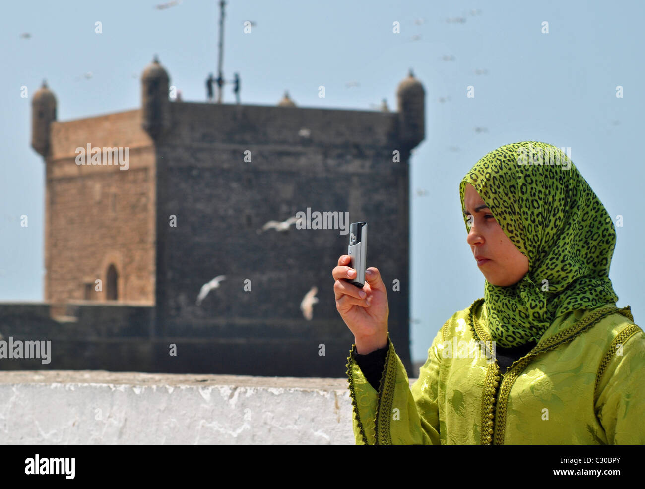 Arabische Frau mit Camer-Handy im Urlaub in Essaouira, Marokko Stockfoto