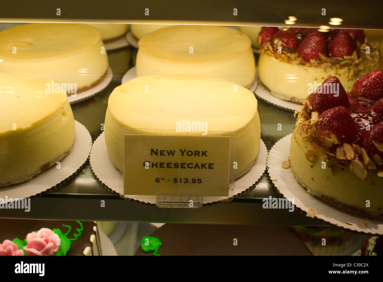 New York Cheesecake sitzt in einem gekühlten Fall Bäcker in Grand Central Station New York City. Stockfoto