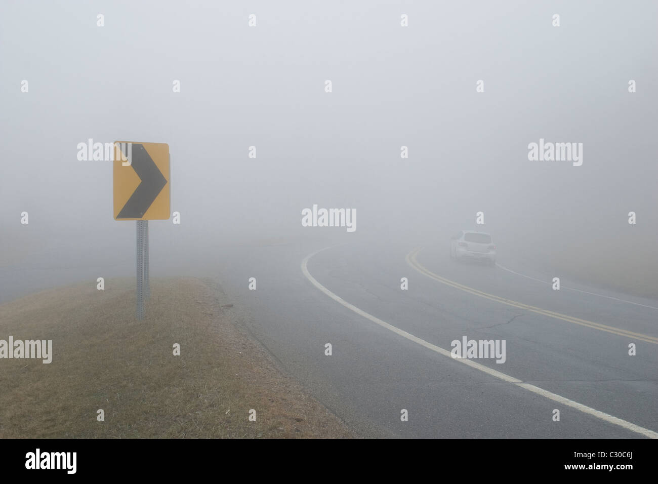 Ein gefährlicher Frühling Nebel verdeckt die Mohawk Trail, Route 2 in North Adams, Massachusetts Stockfoto