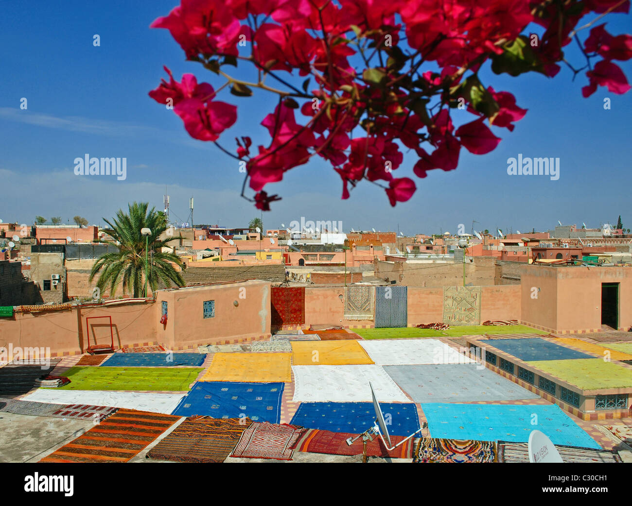 Wolldecken Trocknen auf einem Dach in Marrakesch, Marokko Stockfoto