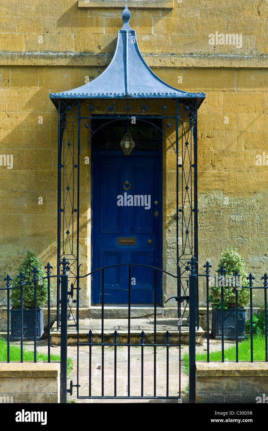 Elegante Georgian Tür des historischen Gebäudes in Cotswolds am Blockley in Gloucestershire, Großbritannien Stockfoto