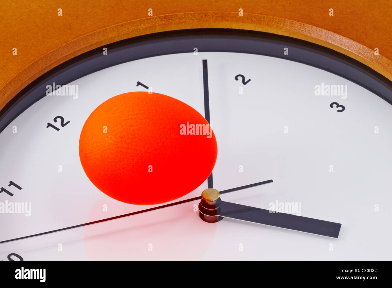 Roten Notgroschen sitzt auf Uhr und betont eine Zeit der unruhigen Investitionen und Ziele gestört. Stockfoto