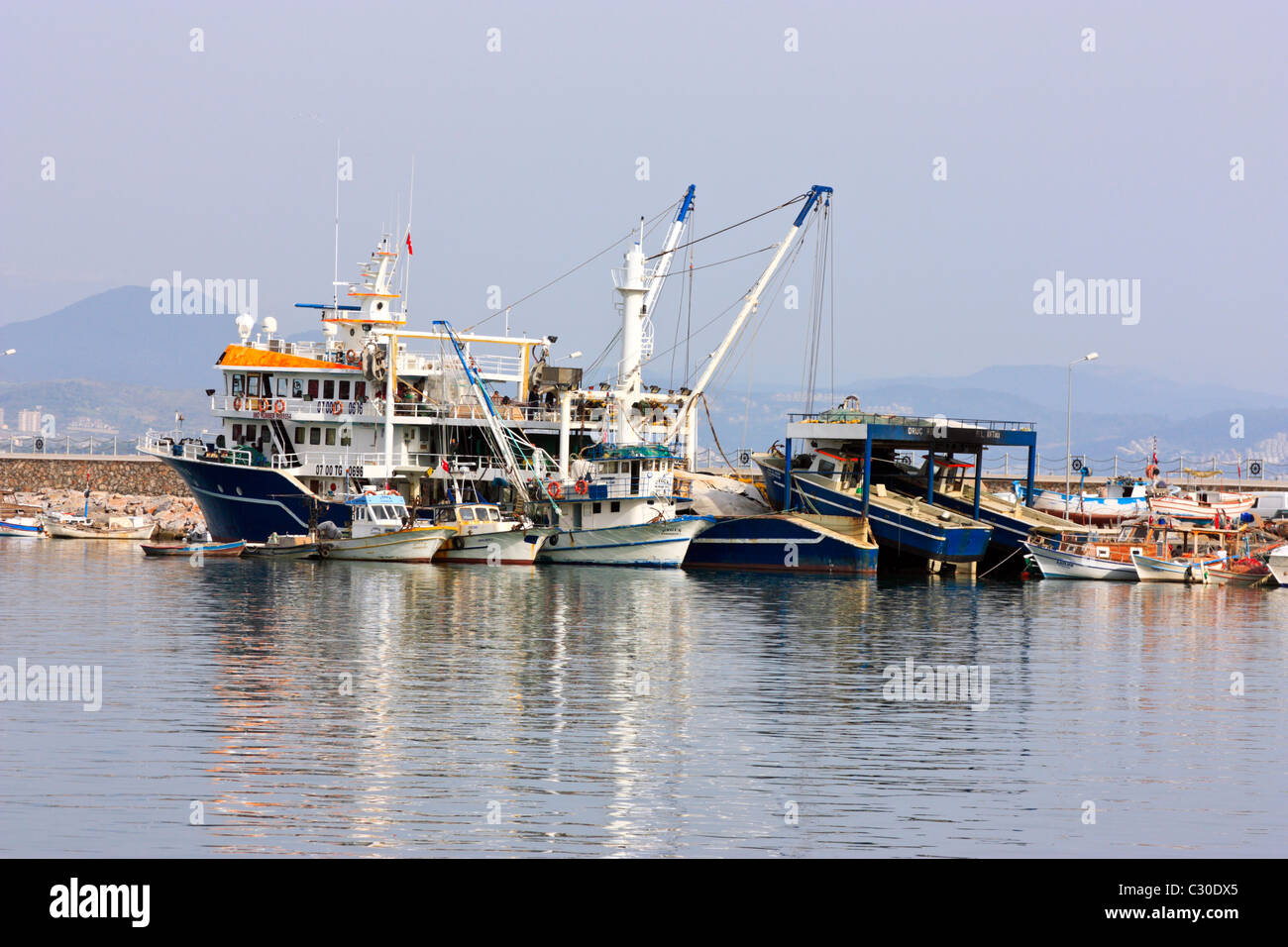 Schiff, Reparatur, Wartung und Überholung von Angelboote/Fischerboote in den Hafen von Alanya, Türkei Stockfoto
