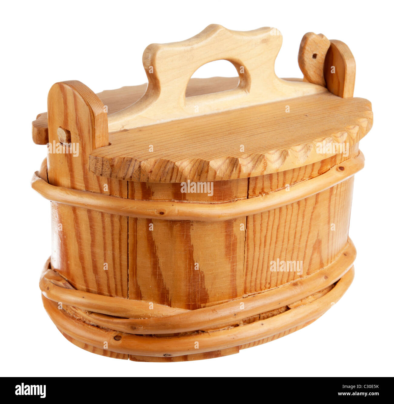 Holz-Korb mit weißem Hintergrund Stockfoto