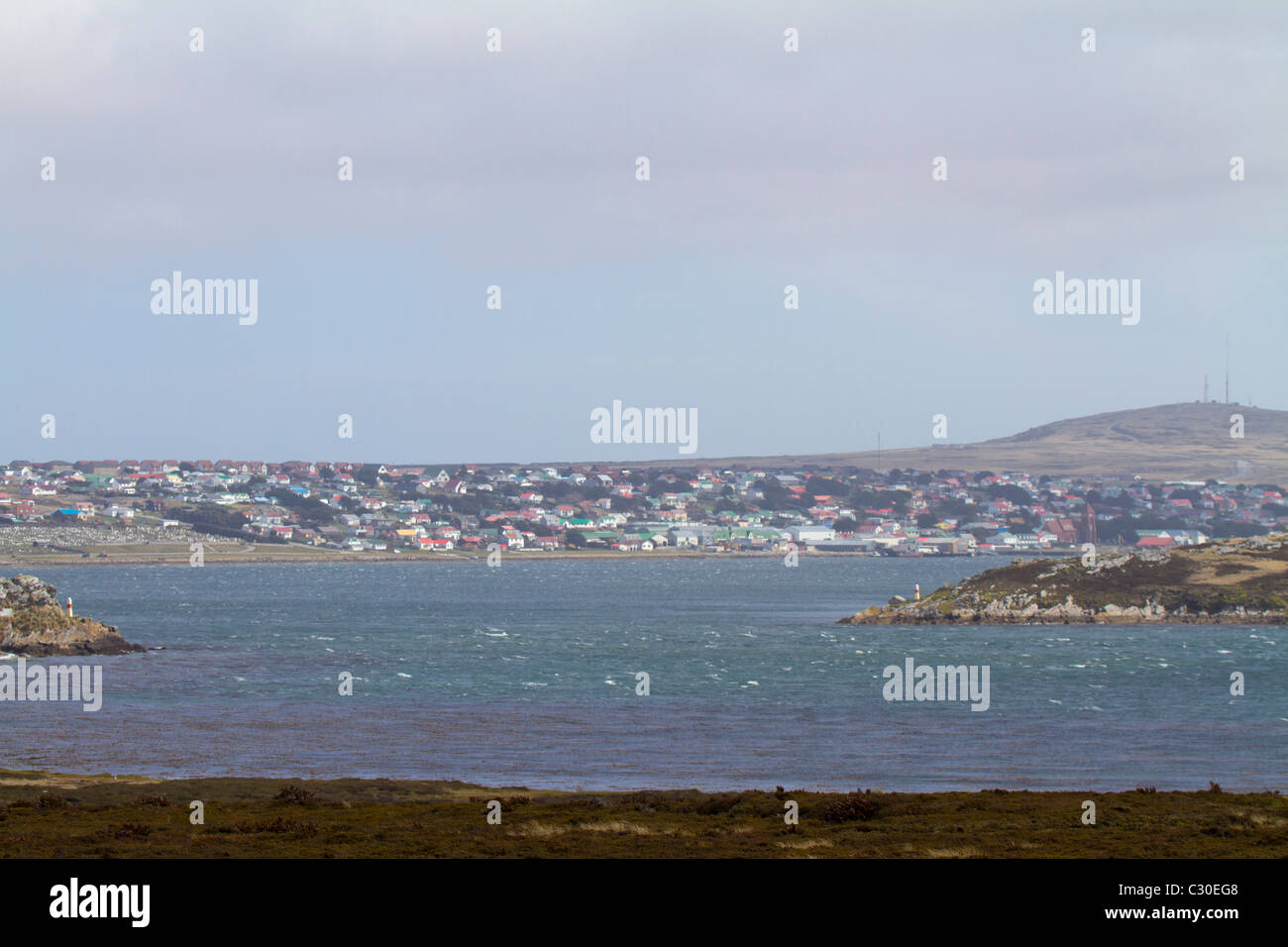 Blick auf die Stadt von Stanley in einer Force 5 Gales, East Falkland-Inseln Stockfoto