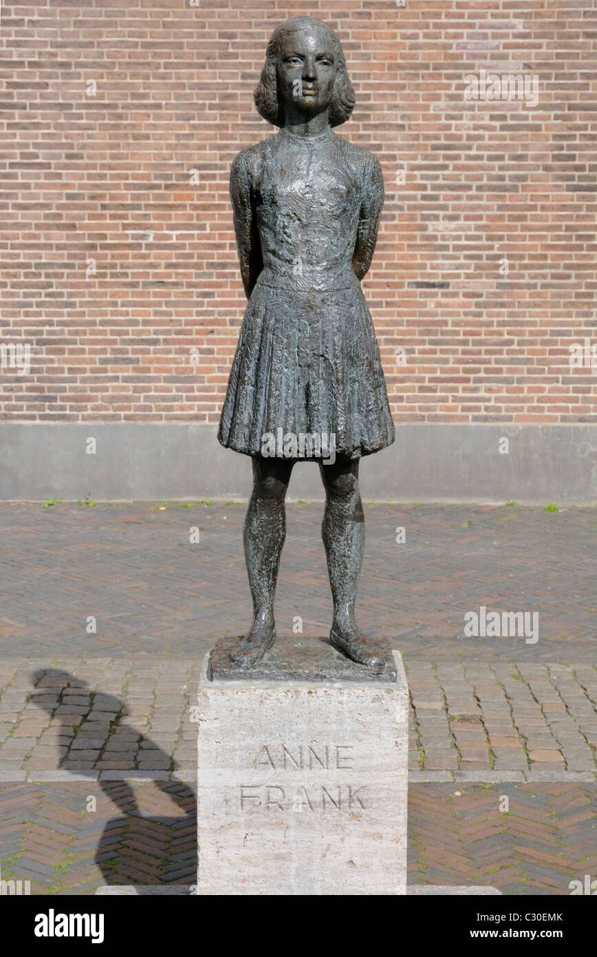 Utrecht, Niederlande. Statue von Anne Frank vor Lage (Kirche) Stockfoto