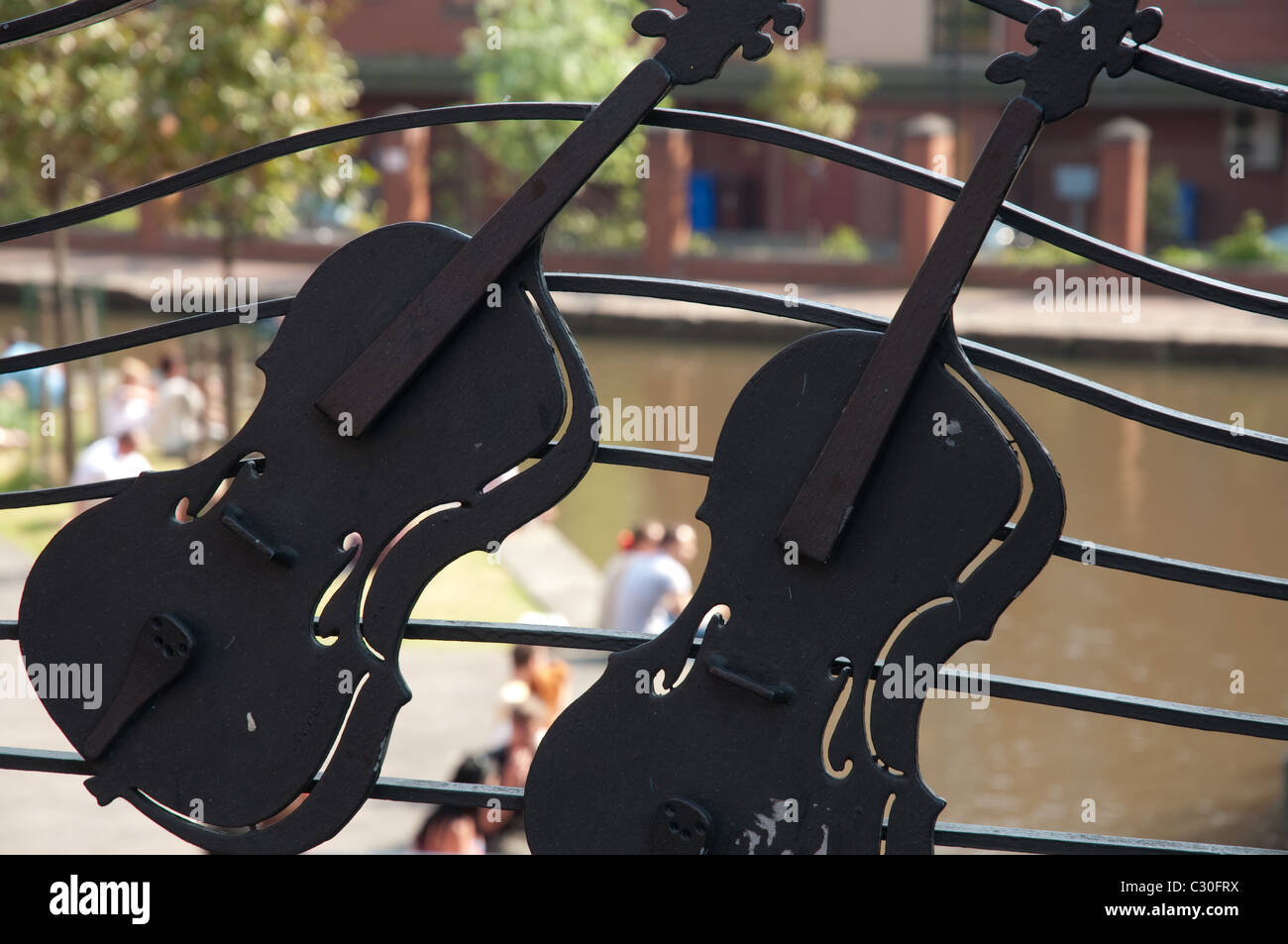 Metall-Violine Kunstwerk mit Blick auf einen Kanal-Szene im Zentrum von Manchester. Stockfoto