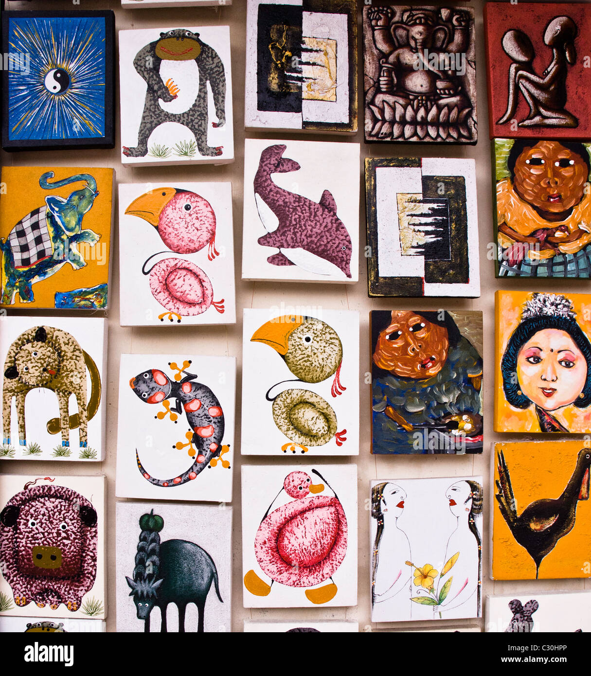 Bild von kleinen Gemälden von balinesischen Künstlern, in Kunst Geschäfte entlang der Straßen angezeigt Stockfoto