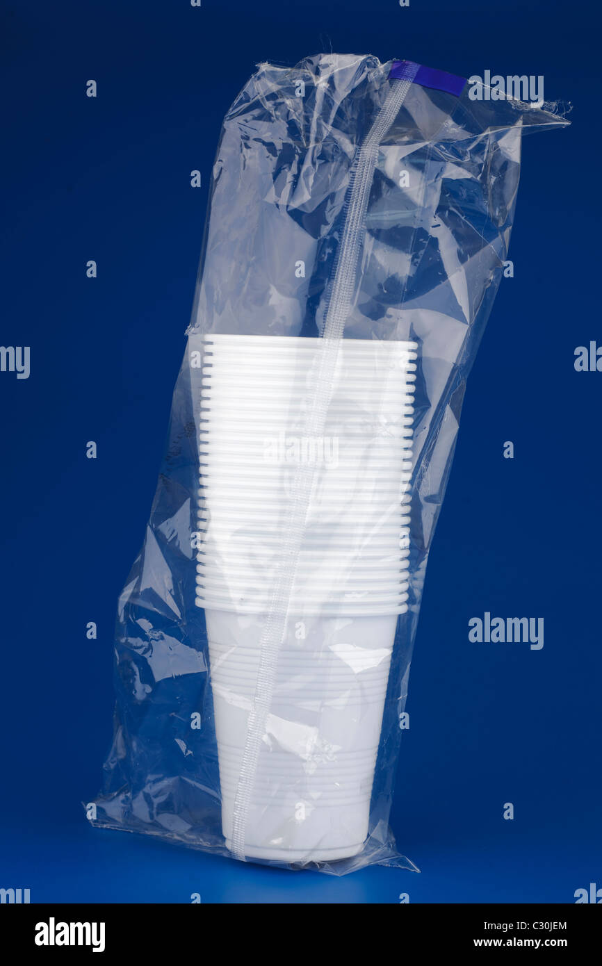 Fünfundzwanzig weißen Kunststoff Einweg Trinkbecher in einem klaren Zellophan-Beutel versiegelt Stockfoto