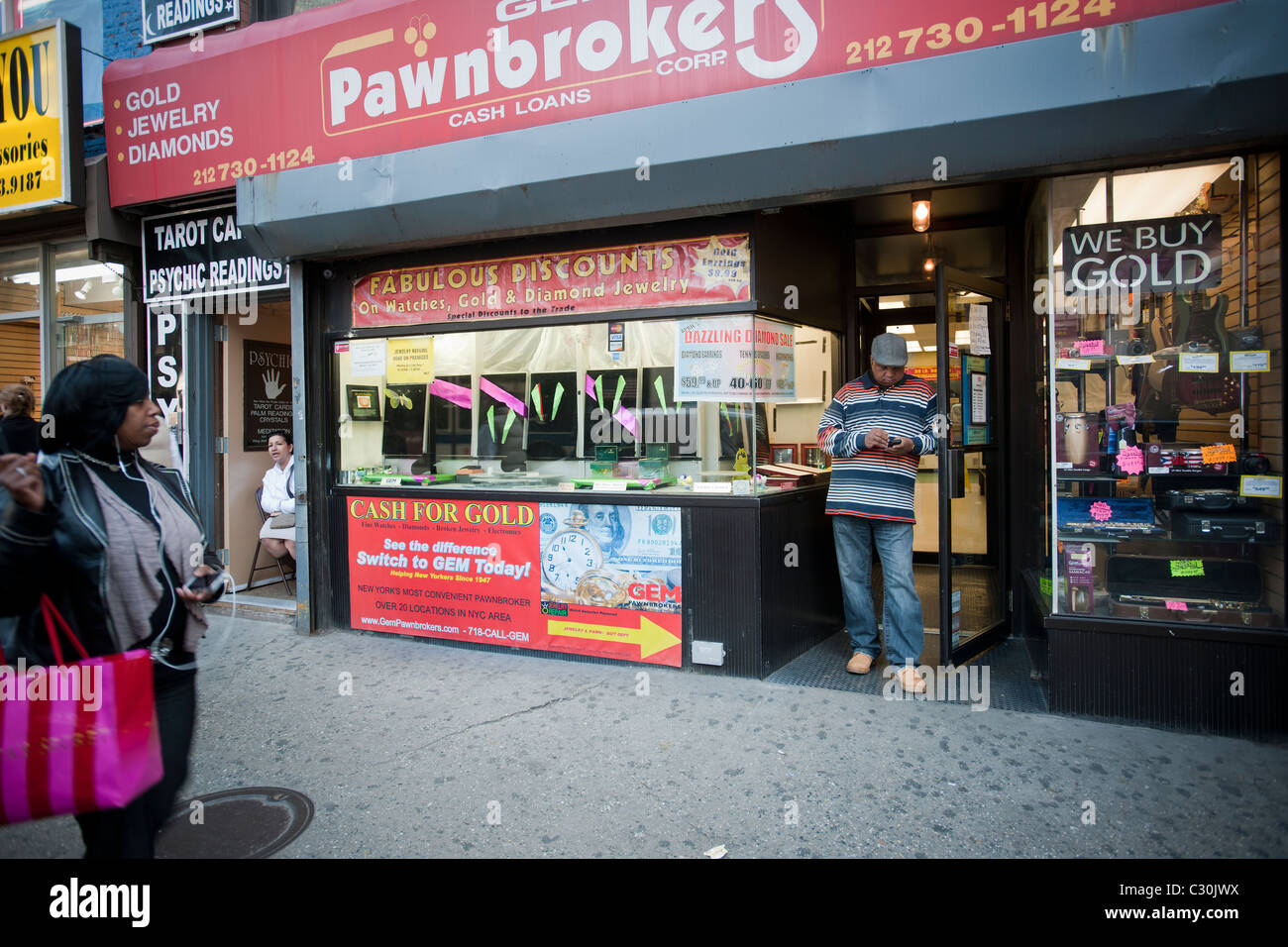 Gem Pfandleiher in New York wirbt damit, dass sie Gold kaufen Stockfoto