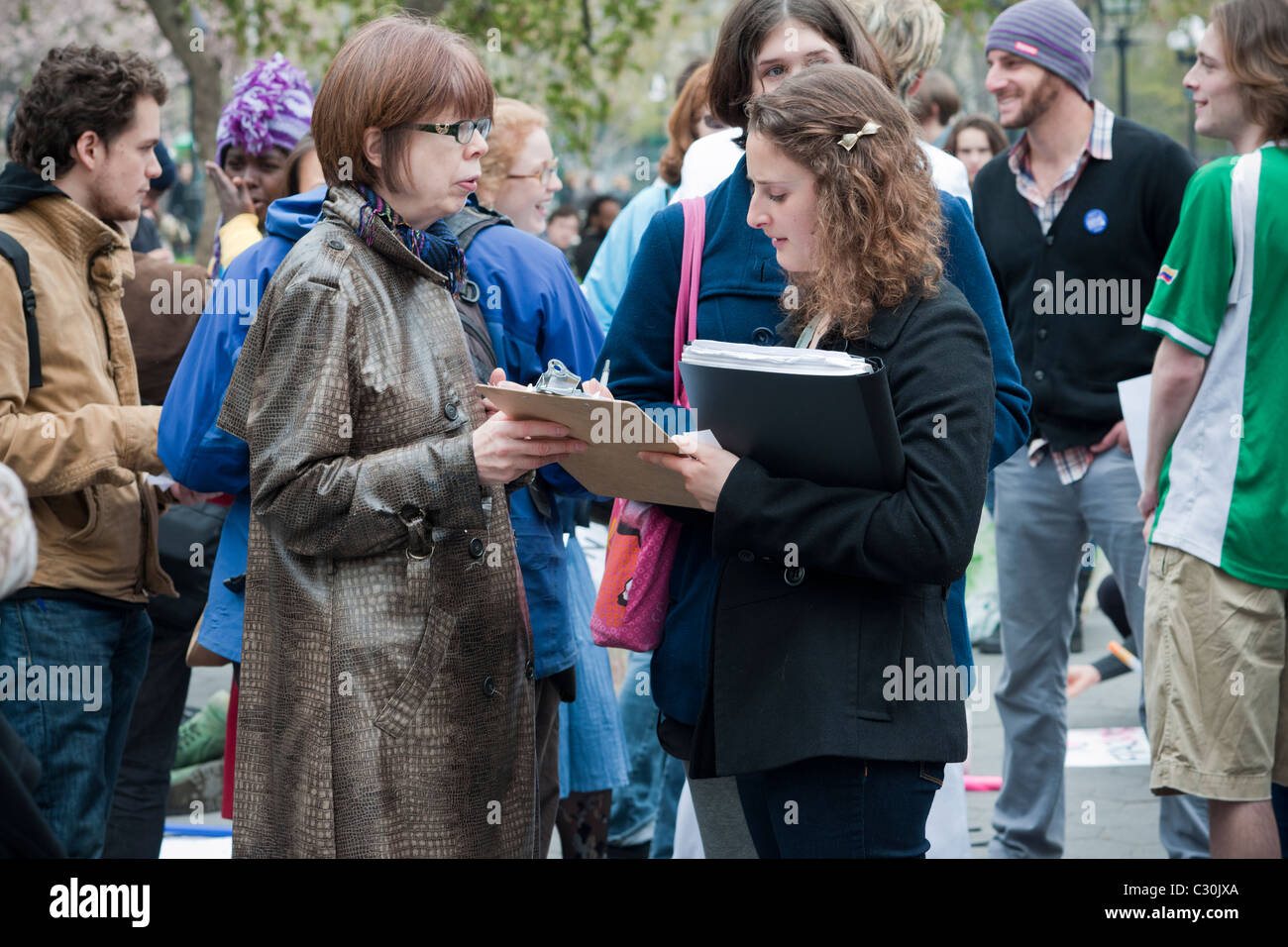 Freiwillige sammeln Daten von Teilnehmern bei einer Kundgebung in Washington Square Park in New York Stockfoto