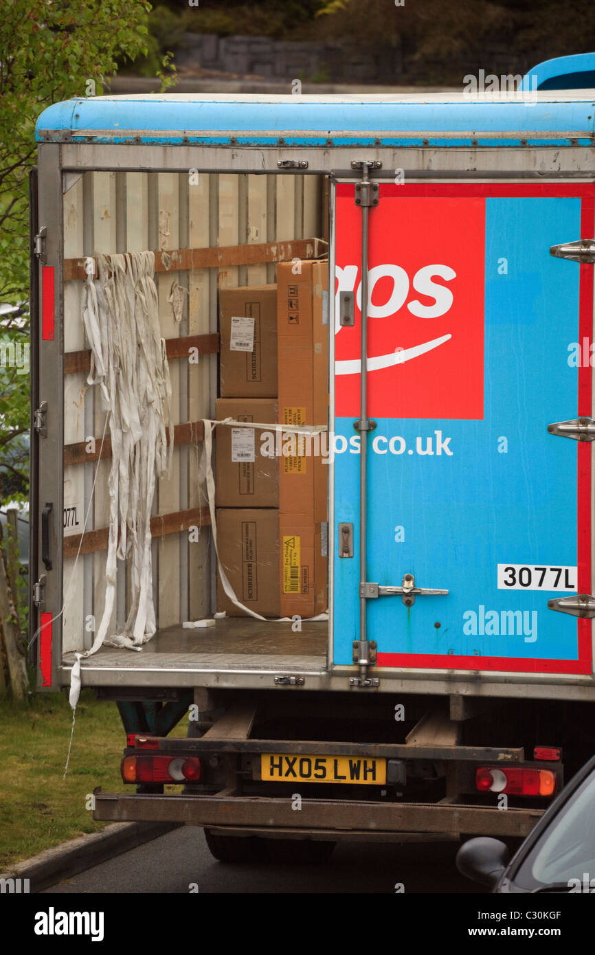 UK, Europa. Argos Möbelwagen Lieferung frei Haus in der Straße mit Hecktür öffnen Stockfoto
