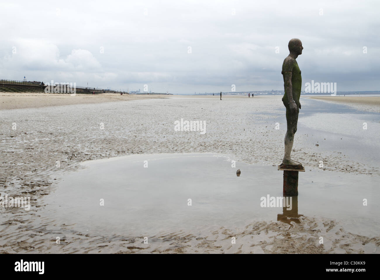 Antony Gormley ein weiterer Ort, Waterloo Beach, Crosby, Merseyside, Großbritannien Stockfoto