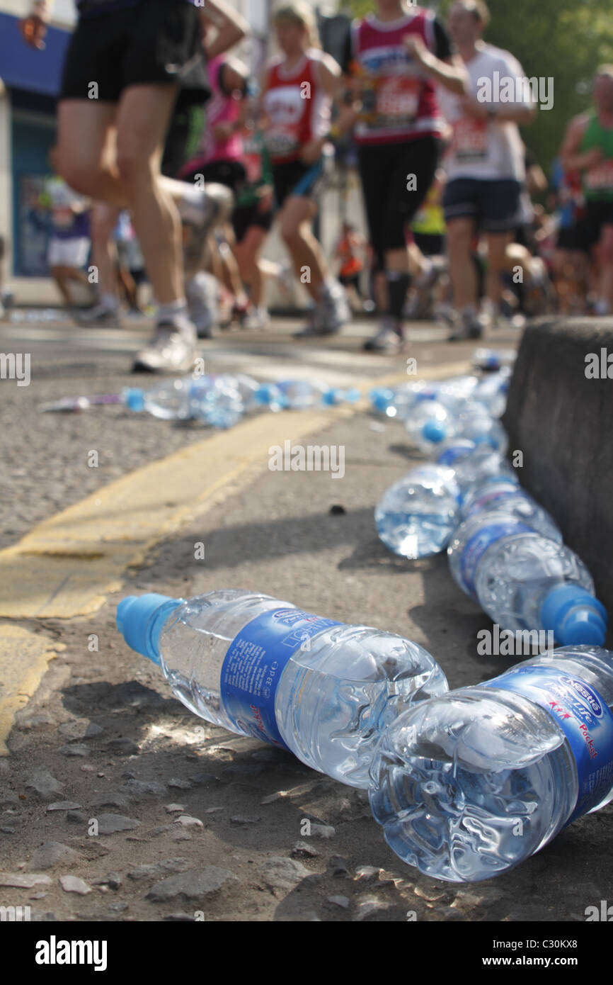 Ausrangierte Plastikflaschen auf Route der London-Marathon Stockfoto