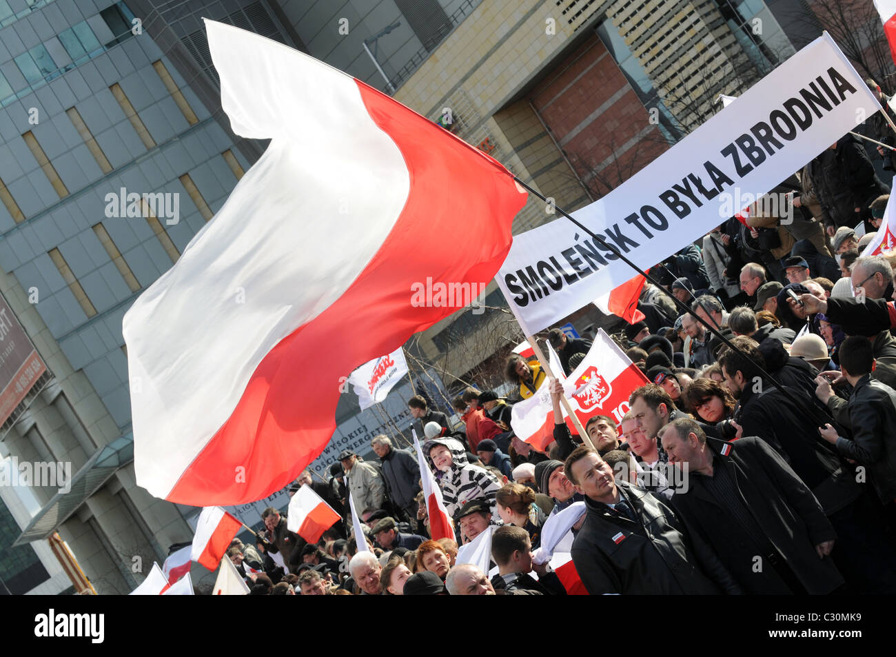 Warschau, Polen: Erster Jahrestag der polnischen Luftwaffe Tu-154 Absturz bei Smolensk (Russland) am 10. April 2010 - Beschreibung lesen Stockfoto