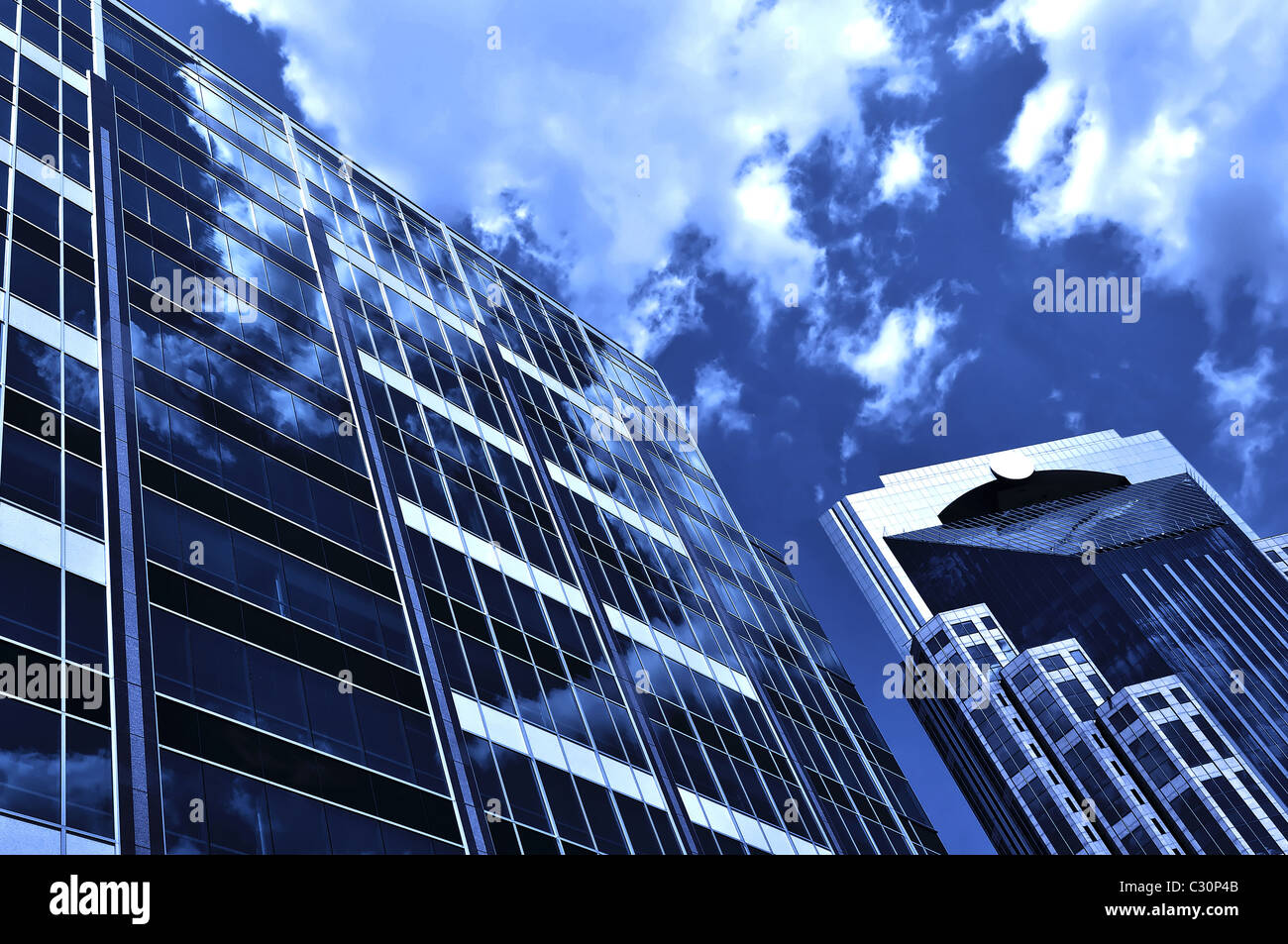 Bürogebäude und blauen Himmel in der Dämmerung in der Innenstadt der Großstadt. Stockfoto