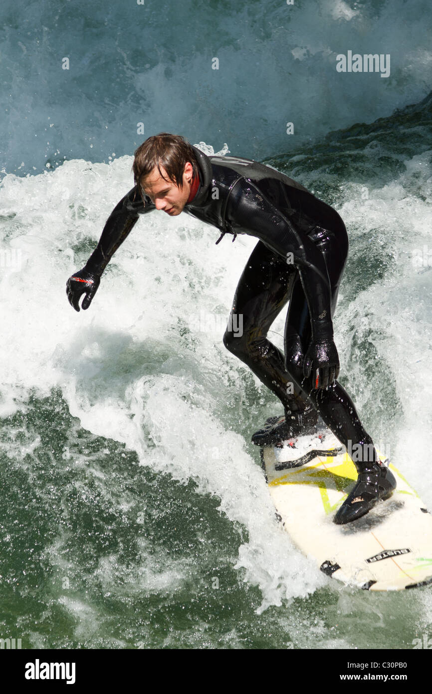 Surfer im Fluss Eisbach, Englischer Garten, München, Deutschland Stockfoto