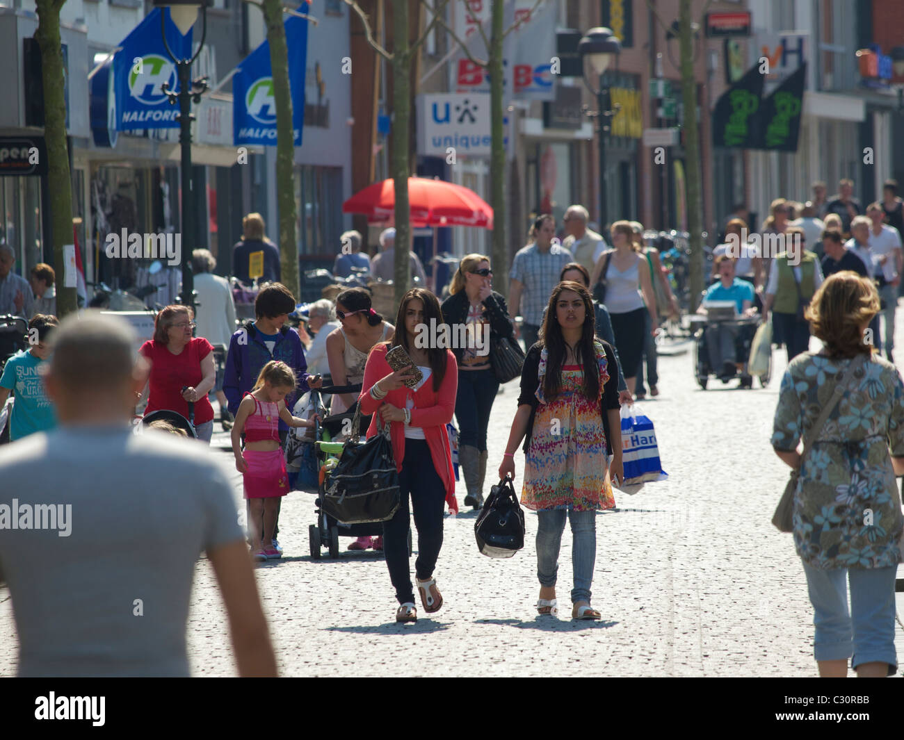Einkaufsstraße in Bergen Op Zoom, Niederlande, mit vielen ...