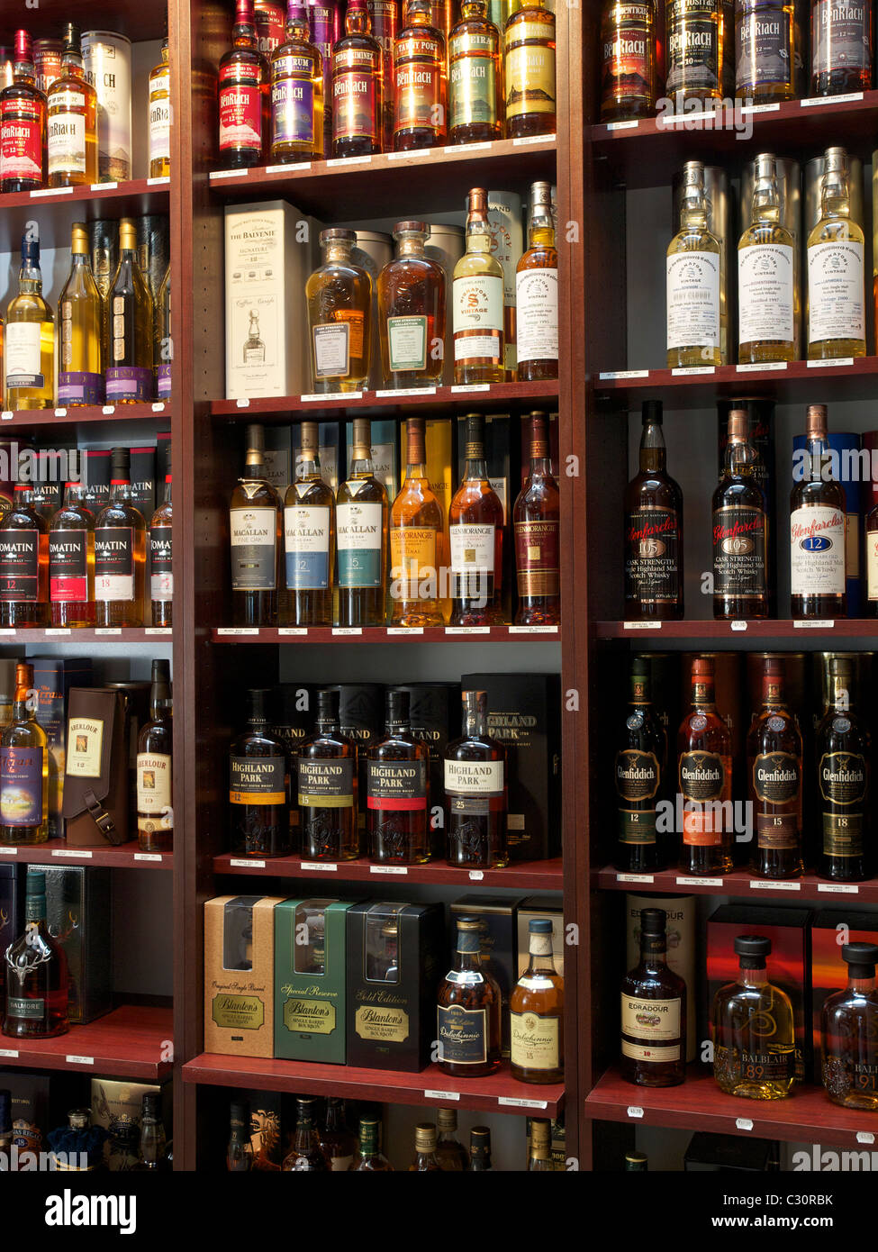 Viele verschiedene Arten von Whisky-Flaschen in einem Geschäft in Hasselt, Belgien-Whiskey Stockfoto