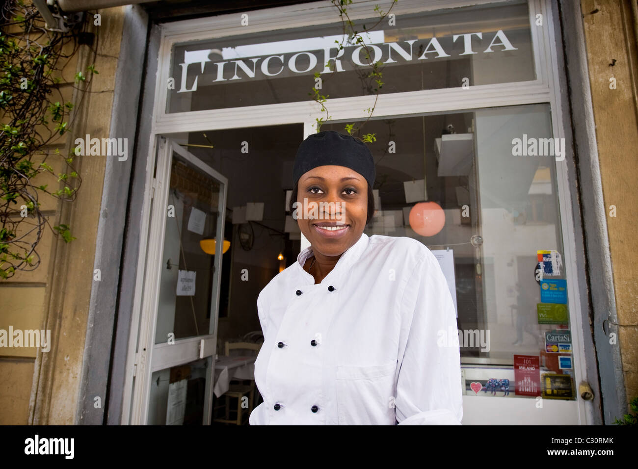 Der afrikanische Koch Victoire Gouloubi, L'Incoronata Restaurant, Mailand, Italien Stockfoto