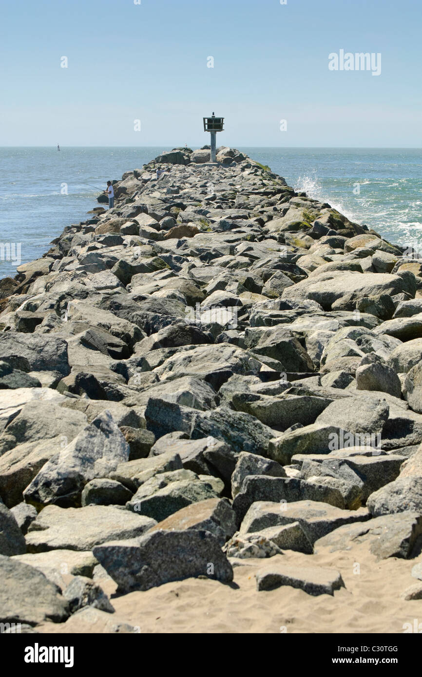 Rock-Anlegestelle befindet sich in Moss Landing State Beach. Stockfoto