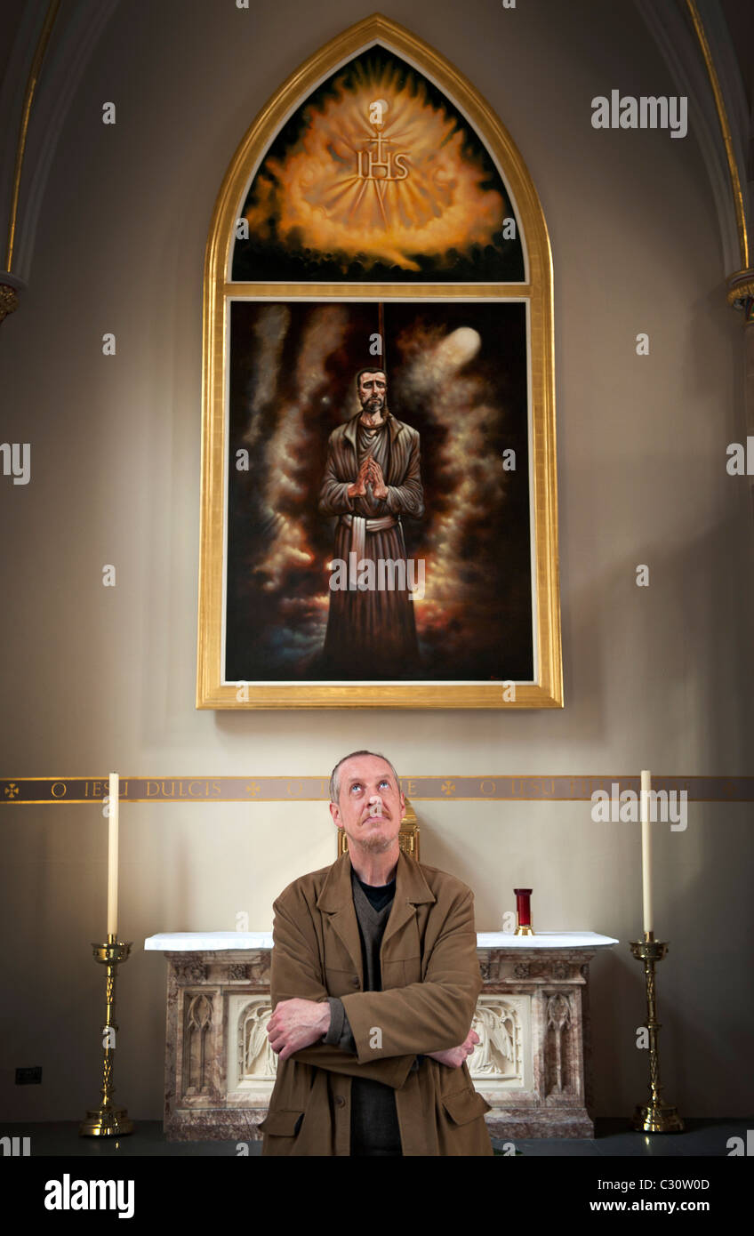 Glasgow Künstlers Peter Howson mit seinem Gemälde von John Ogilvie in der St.-Andreas Kathedrale, Glasgow. Stockfoto