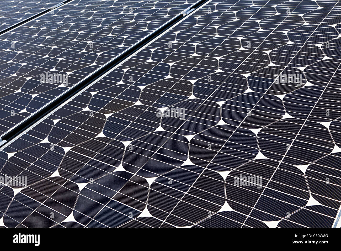 Sanyo solar Photovoltaik-Solarzellen auf Haus Dach Wales UK Stockfoto