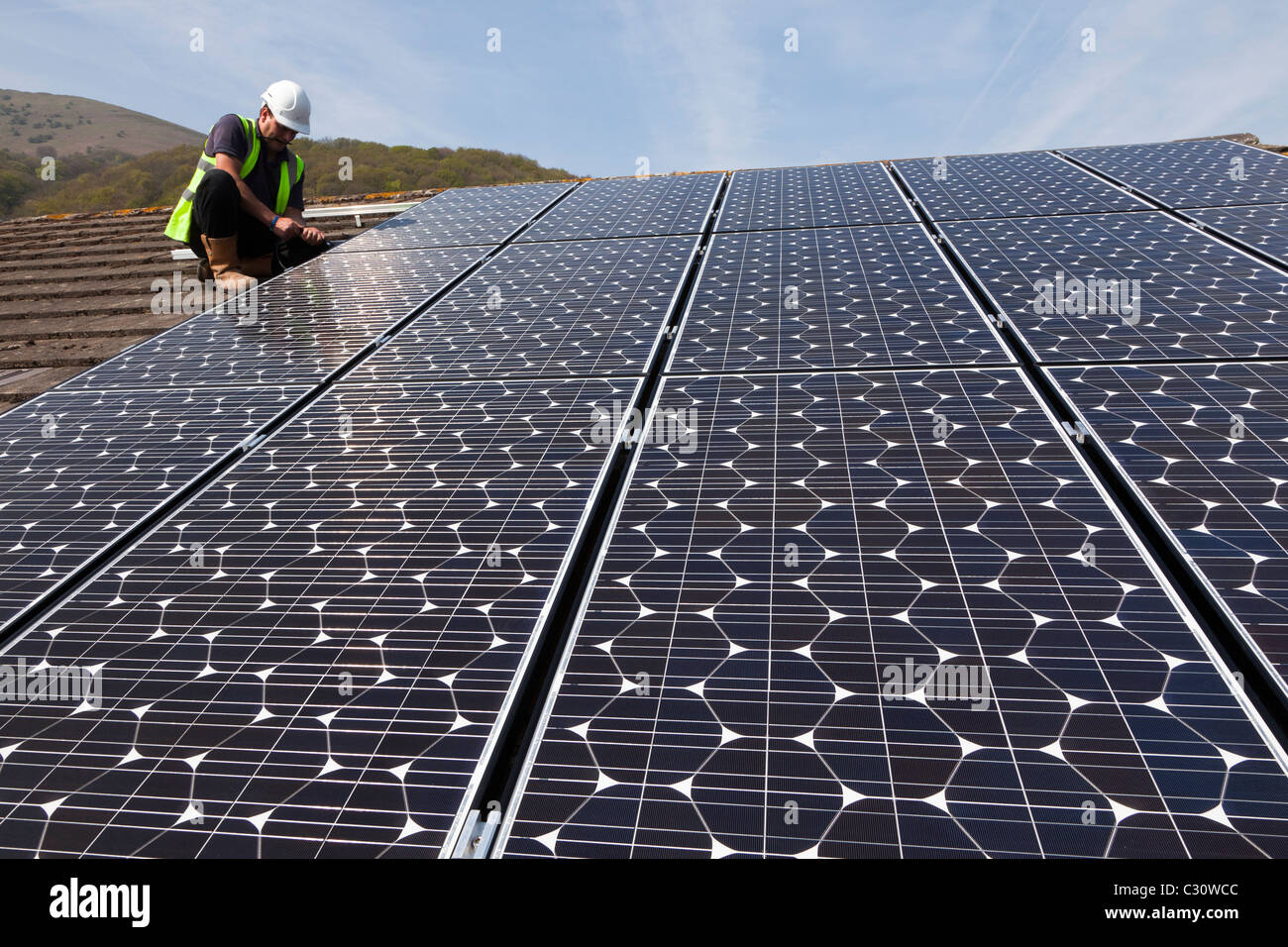 Montage von solar-pv-Panels auf einem Hausdach Wales UK Stockfoto