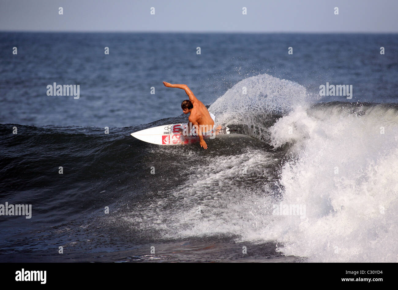 US-amerikanischer Profi-Surfer Dane Reynolds Surfen von einer Welle in El Salvador. Stockfoto