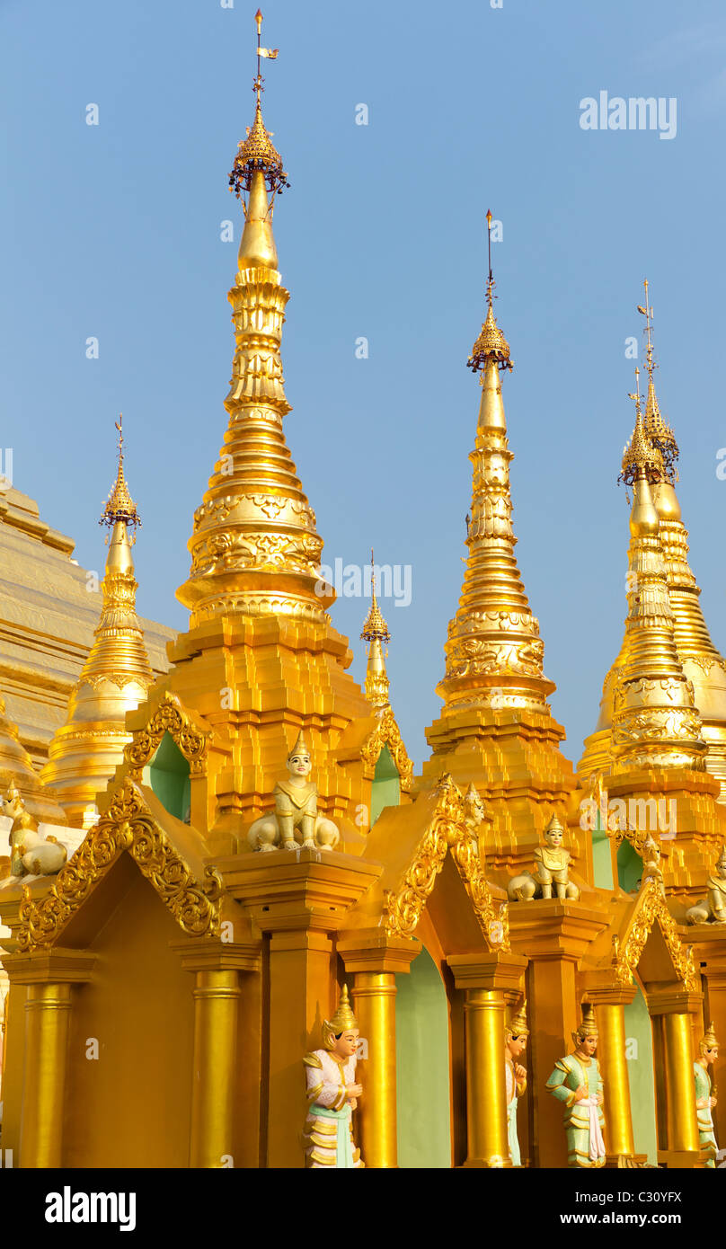 Gold Schreinen und Statuen an der Shwedagon-Pagode in Yangon, Myanmar Stockfoto