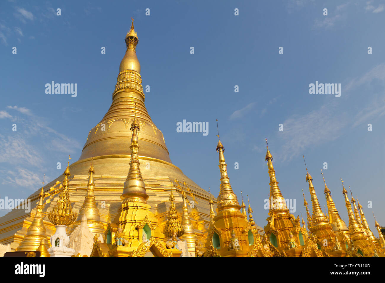 Goldene Pagoden und Schreine in der buddhistischen Shwedagon Pagode in Yangon, Myanmar oder Birma Stockfoto