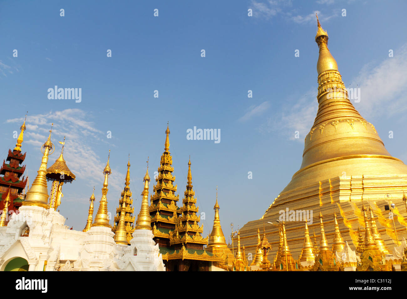 Goldene Pagoden und Schreine der buddhistischen Tempel der Shwedagon Paya in Yangon, Myanmar (Burma) Stockfoto