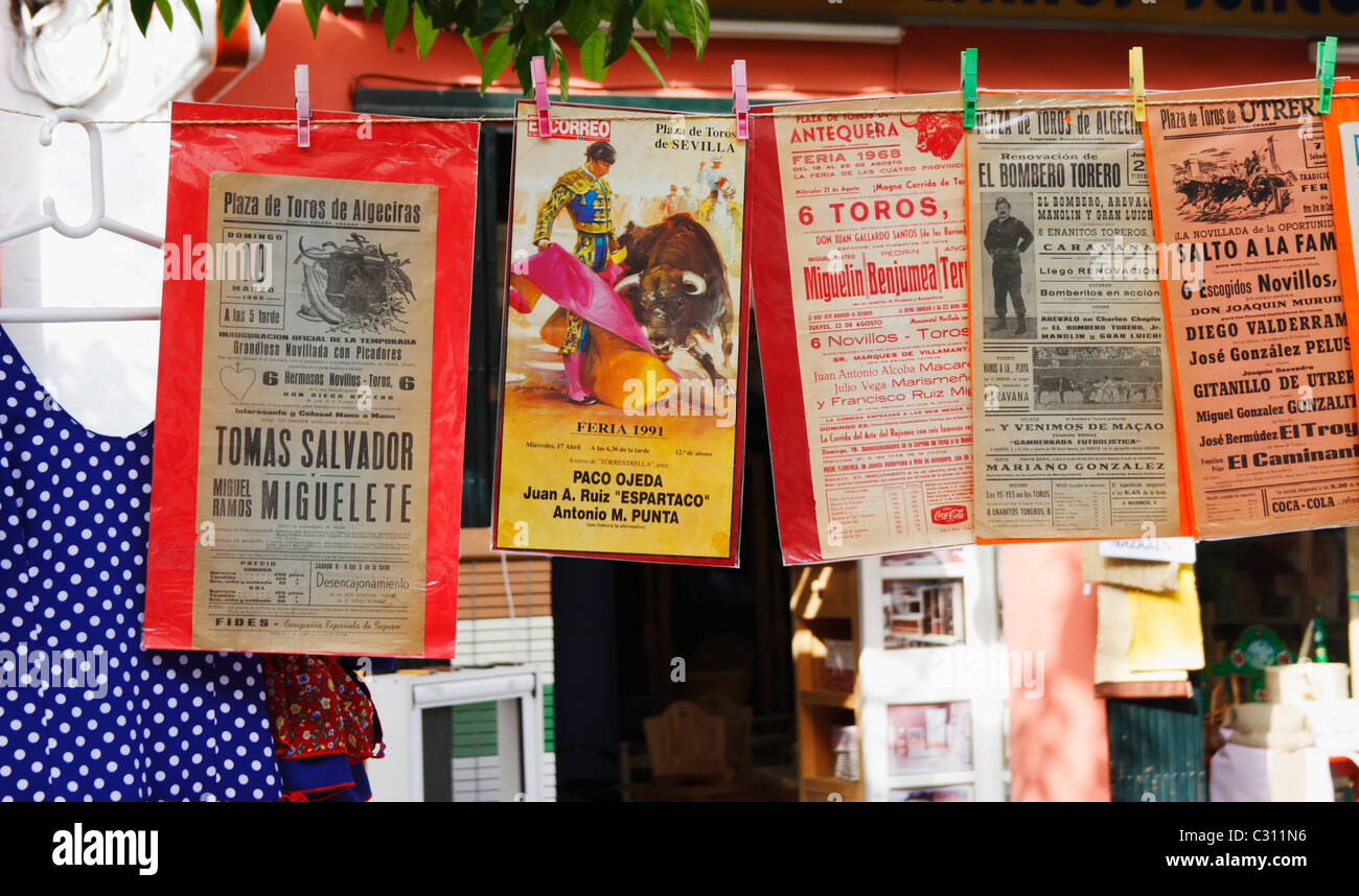 Alten Stierkampf-Plakaten auf Straßenmarkt in Sevilla, Andalusien, Spanien Stockfoto