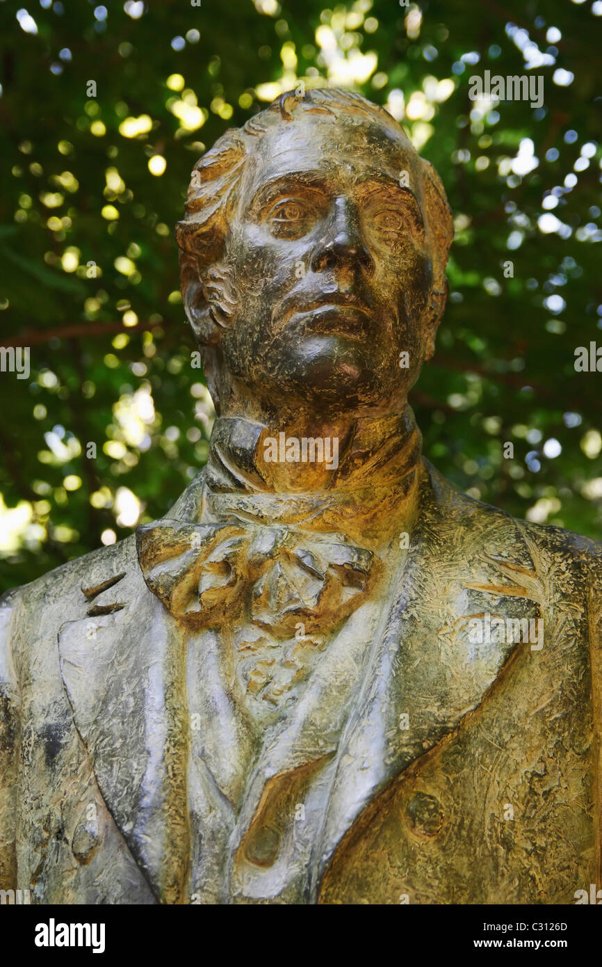 Statue von Washington Irving, Autor von Erzählungen von der Alhambra, außerhalb La Alhambra in Granada, Andalusien, Spanien Stockfoto