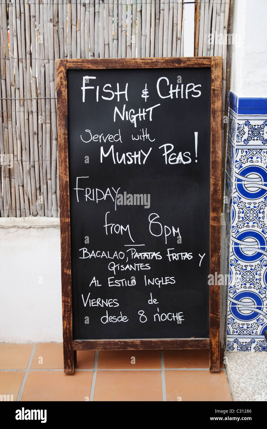 Fish &amp; Chips-Menü in Englisch und Spanisch Aussenbar in Dorf in Andalusien, Spanien Stockfoto